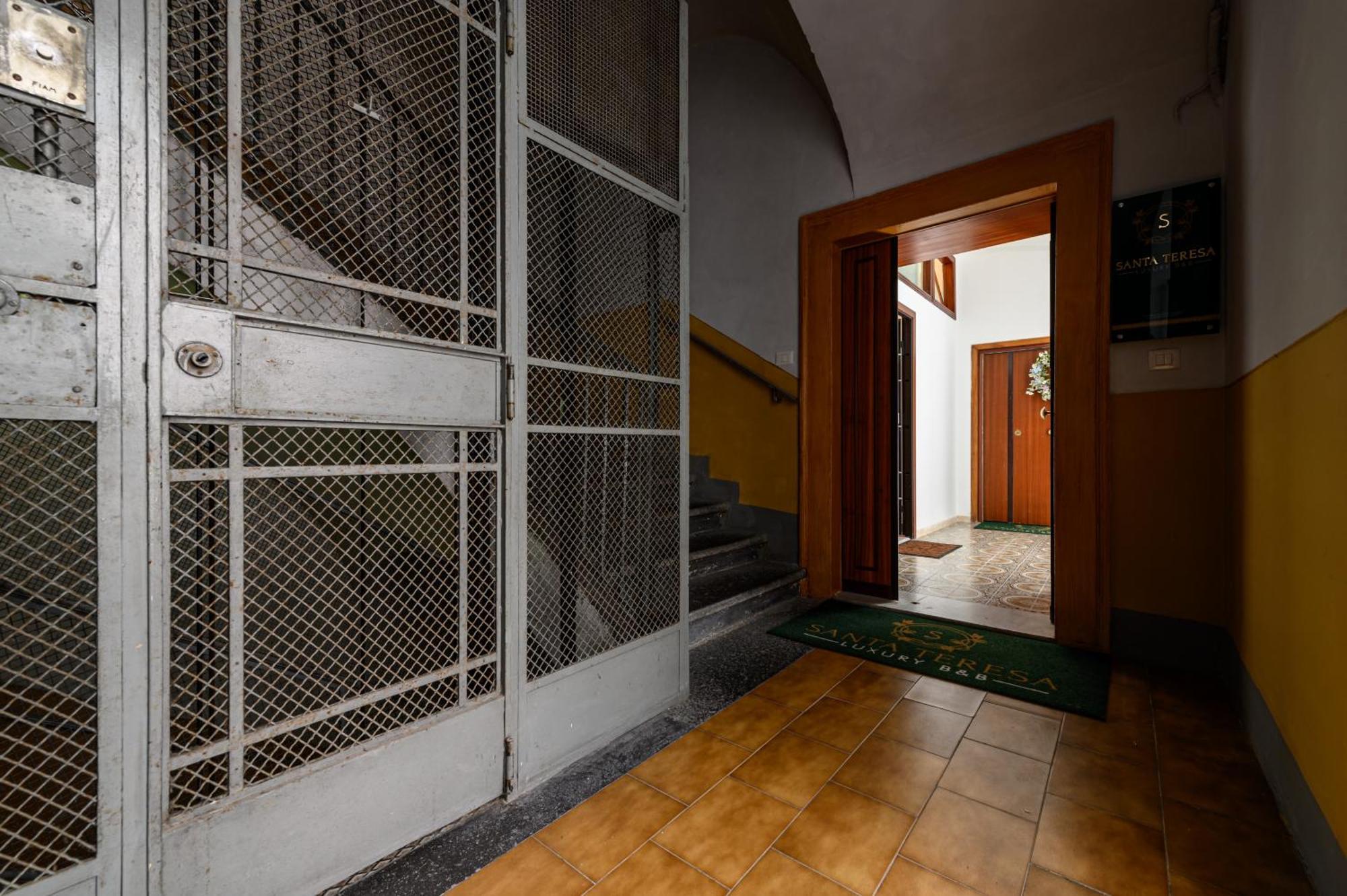 Santa Teresa Degli Scalzi 118 Apartamento *